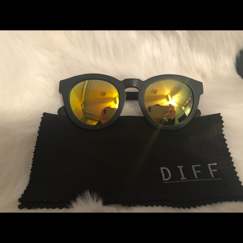 DIFF matte black, yellow lens sunglasses
